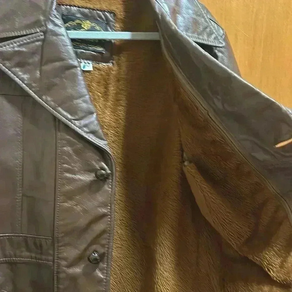 Vintage leather coat with zip out faux fur lining. Size 40. - Picture 8 of 11